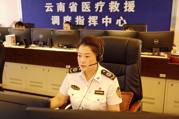 6475bc3b84d9e.jpg 朱一丹接电话照片_网站.jpg